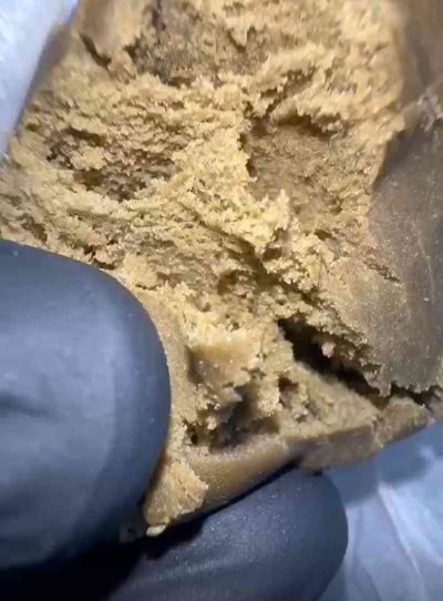 Hash CBD Premium Dry Ice con consistenza morbida e colore dorato, ideale per appassionati di cannabis legale hashish di alta qualità.